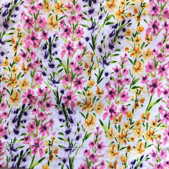 Crown & Ivy Floral Flat Front Caroline Shorts. Size 10 - Picture 4 of 10